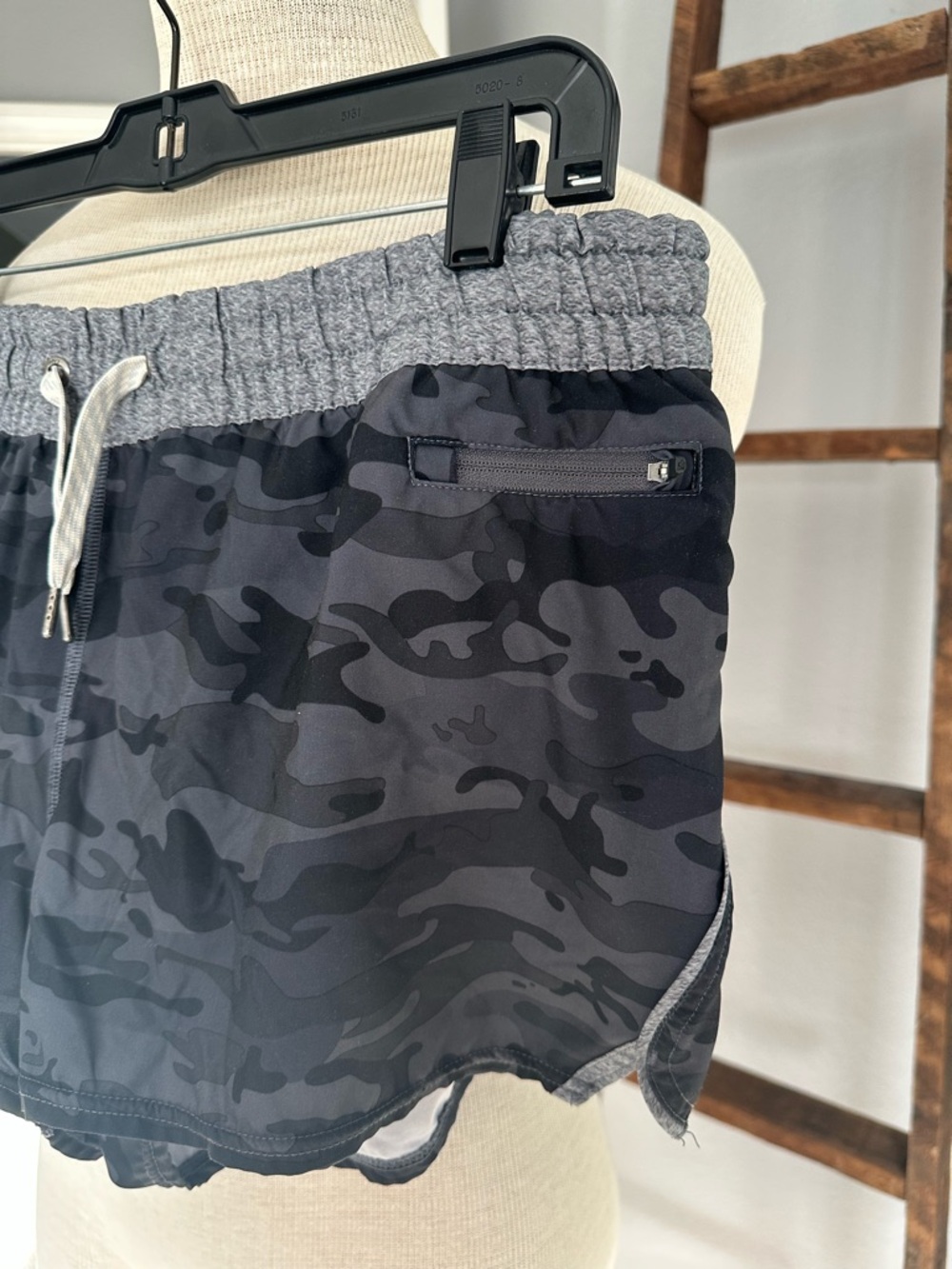 Vuori camo running shirts, size XL - Picture 3 of 14